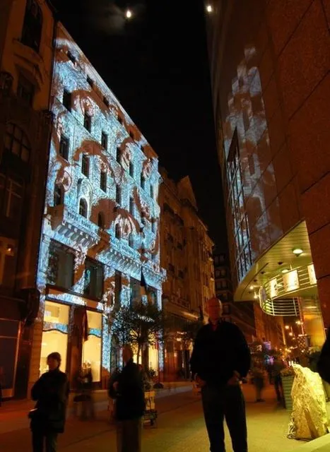 Európai Unió Háza, Budapest: fényművészeti installáció a Római Szerződés aláírásának 50. évfordulója alkalmából: az archívum galériájának 16. fényképe (23 közül)