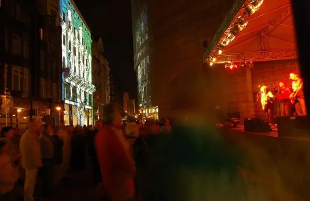 Európai Unió Háza, Budapest: fényművészeti installáció a Római Szerződés aláírásának 50. évfordulója alkalmából: az archívum galériájának 14. fényképe (23 közül)