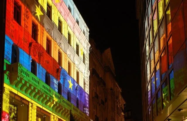 Európai Unió Háza, Budapest: fényművészeti installáció a Római Szerződés aláírásának 50. évfordulója alkalmából: az archívum galériájának 17. fényképe (23 közül)