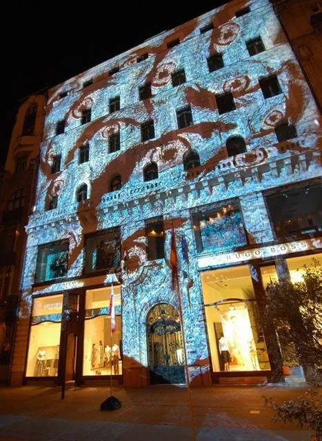 Európai Unió Háza, Budapest: fényművészeti installáció a Római Szerződés aláírásának 50. évfordulója alkalmából: az archívum galériájának 18. fényképe (23 közül)