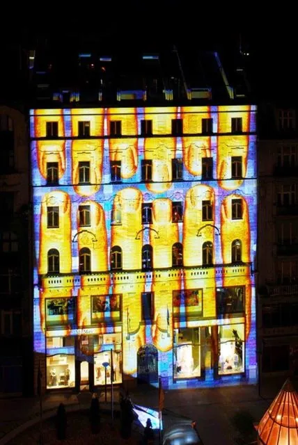 Európai Unió Háza, Budapest: fényművészeti installáció a Római Szerződés aláírásának 50. évfordulója alkalmából: az archívum galériájának 5. fényképe (23 közül)