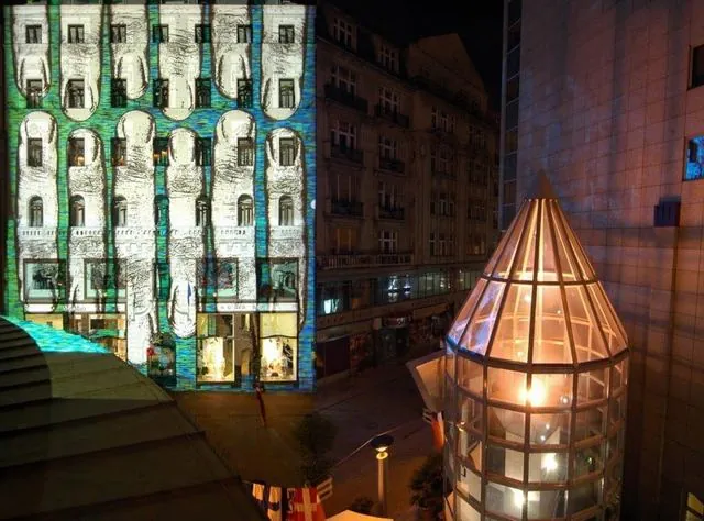Európai Unió Háza, Budapest: fényművészeti installáció a Római Szerződés aláírásának 50. évfordulója alkalmából: az archívum galériájának 12. fényképe (23 közül)