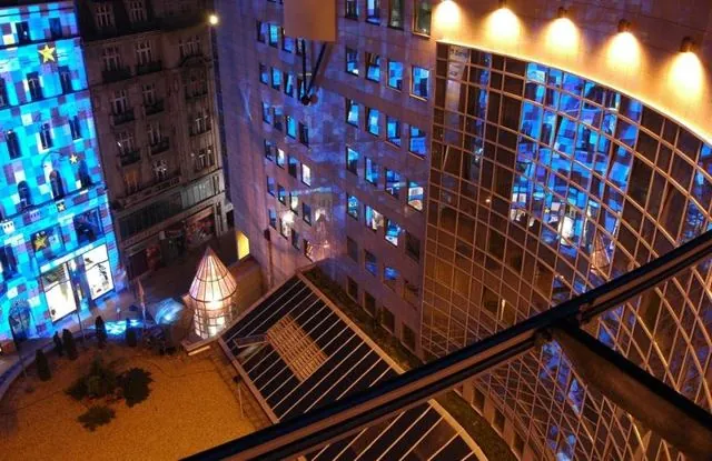 Európai Unió Háza, Budapest: fényművészeti installáció a Római Szerződés aláírásának 50. évfordulója alkalmából: az archívum galériájának 21. fényképe (23 közül)