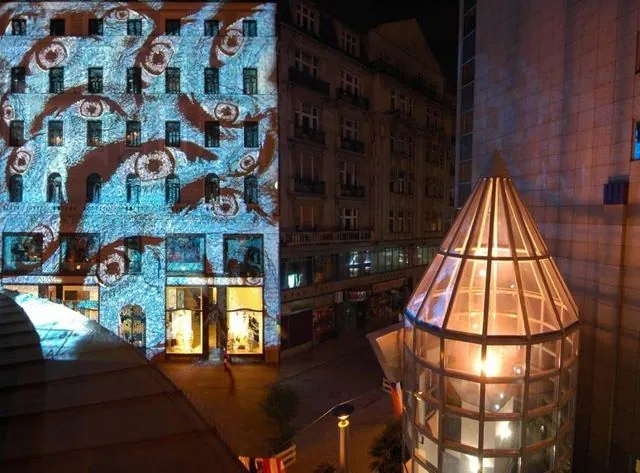 Európai Unió Háza, Budapest: fényművészeti installáció a Római Szerződés aláírásának 50. évfordulója alkalmából: az archívum galériájának 13. fényképe (23 közül)