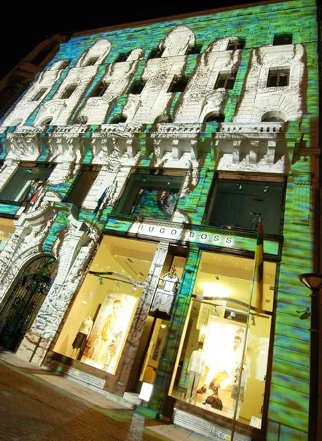 Európai Unió Háza, Budapest: fényművészeti installáció a Római Szerződés aláírásának 50. évfordulója alkalmából: az archívum galériájának 19. fényképe (23 közül)
