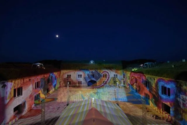 Fénybe borult erőd, Komárom, 2006. június: az archívum galériájának 11. fényképe (19 közül)