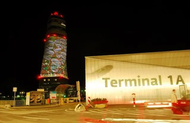 Fényművészeti installáció demó, Bécs-Schwechat nemzetközi repülőtér (VIE): az archívum galériájának 28. fényképe (37 közül)
