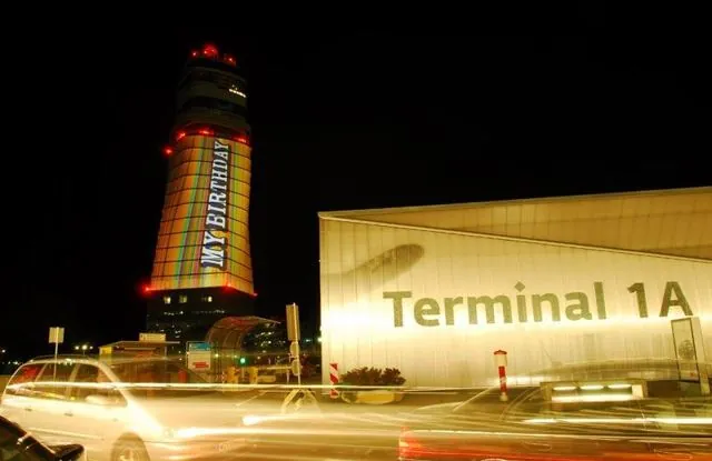 Fényművészeti installáció demó, Bécs-Schwechat nemzetközi repülőtér (VIE): az archívum galériájának 6. fényképe (37 közül)