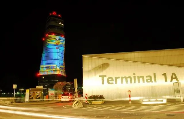 Fényművészeti installáció demó, Bécs-Schwechat nemzetközi repülőtér (VIE): az archívum galériájának 26. fényképe (37 közül)