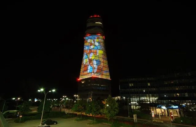 Fényművészeti installáció demó, Bécs-Schwechat nemzetközi repülőtér (VIE): az archívum galériájának 29. fényképe (37 közül)