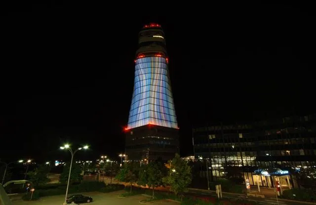 Fényművészeti installáció demó, Bécs-Schwechat nemzetközi repülőtér (VIE): az archívum galériájának 10. fényképe (37 közül)
