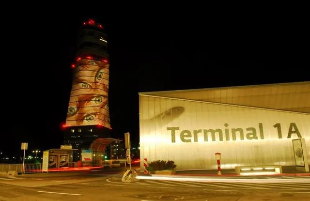 Fényművészeti installáció demó, Bécs-Schwechat nemzetközi repülőtér (VIE): az archívum galériájának 5. fényképe (37 közül)