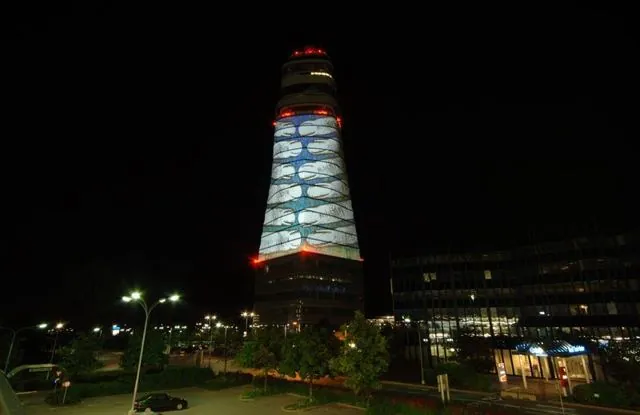 Fényművészeti installáció demó, Bécs-Schwechat nemzetközi repülőtér (VIE): az archívum galériájának 9. fényképe (37 közül)