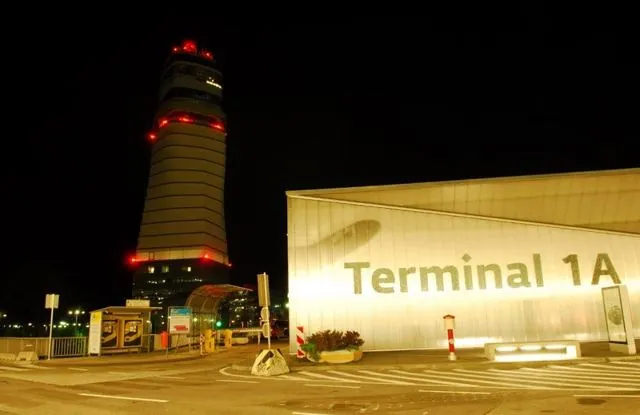 Fényművészeti installáció demó, Bécs-Schwechat nemzetközi repülőtér (VIE): az archívum galériájának 7. fényképe (37 közül)