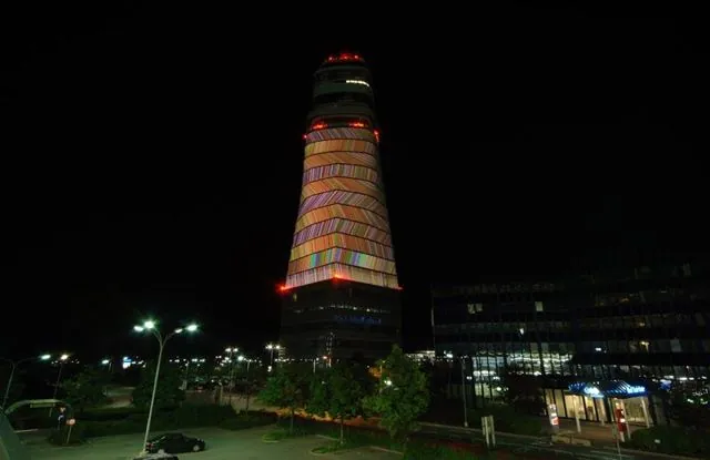 Fényművészeti installáció demó, Bécs-Schwechat nemzetközi repülőtér (VIE): az archívum galériájának 8. fényképe (37 közül)